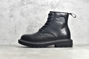 The North Face × Gucci 联名系列 的马丁靴