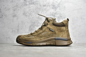 GUCCI品牌的卡其色翻毛皮高帮工装鞋