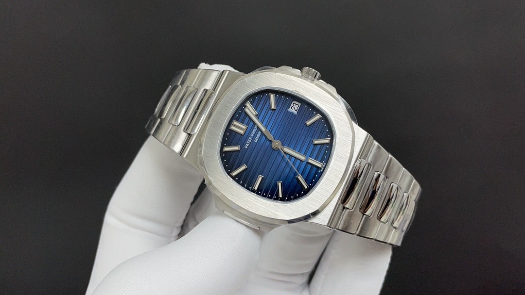 Patek Philippe Nautilus 5711, white case, blue dial, 40mm, movement 9015.
